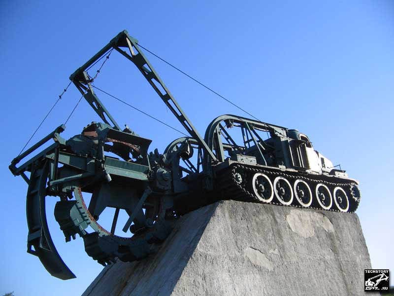 BTM-3؛ خودرو زرهی سنگرکن ۳۷ تنی که برای روسیه و اوکراین خندق می سازد + ویدیو